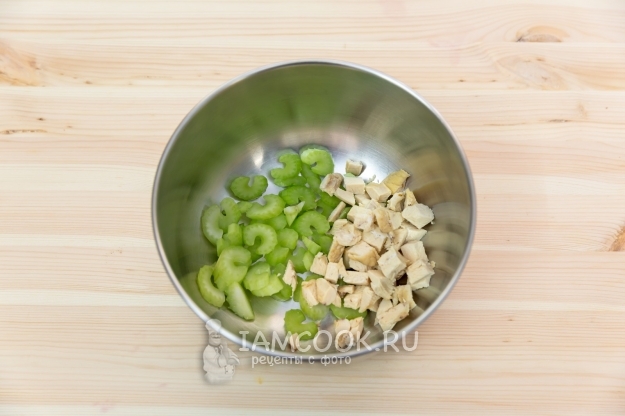 Порезать сельдерей и мясо