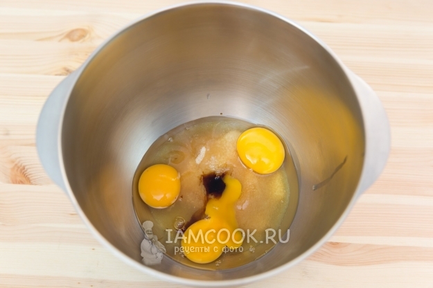 Соединить яйца, сахар и ванильный экстракт