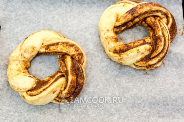 Положить калачи на противень