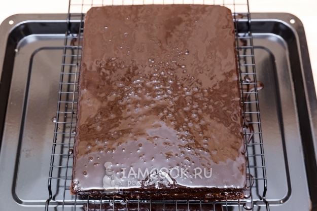 Полить торт глазурью