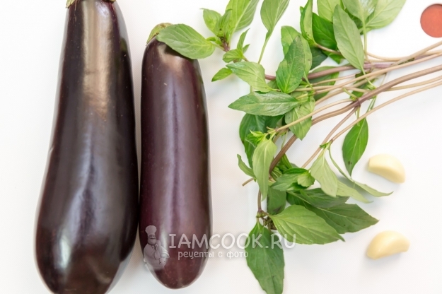 Ингредиенты для закуски из баклажанов с базиликом и чесноком