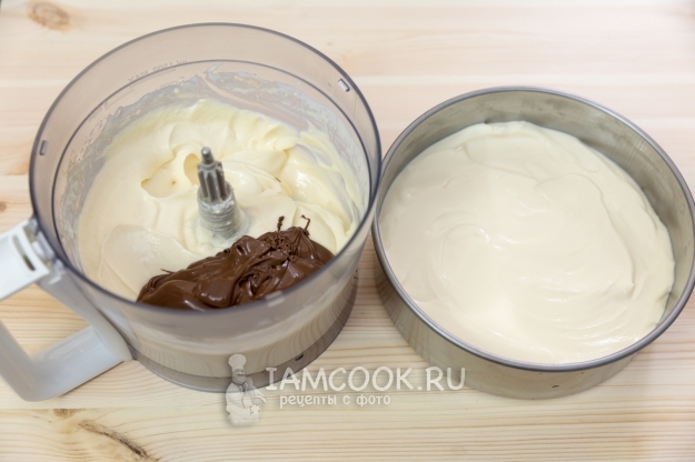 Выложить творожную массу в форму