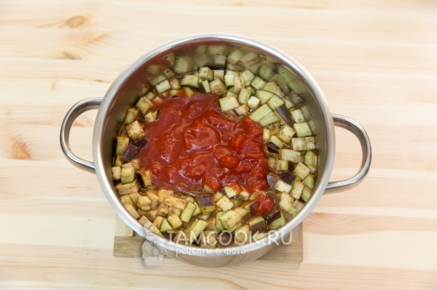 Положить помидоры в собственном соку