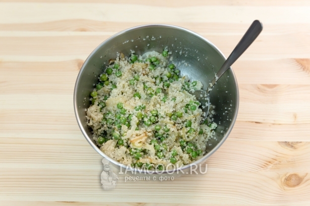 Фото кус-куса с зеленым горошком и жареным луком