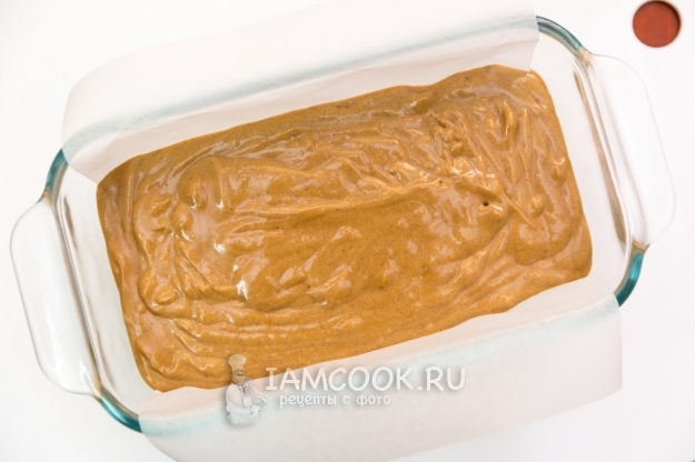 Выложить тесто в форму