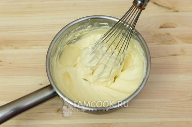 Взбить сметану с сахарной пудрой