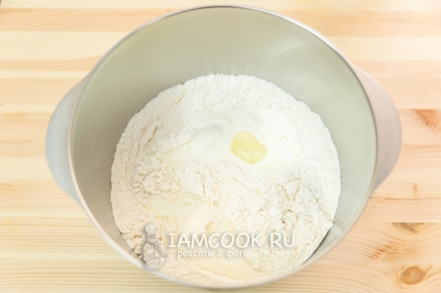 Соединить кефир, масло и дрожжи