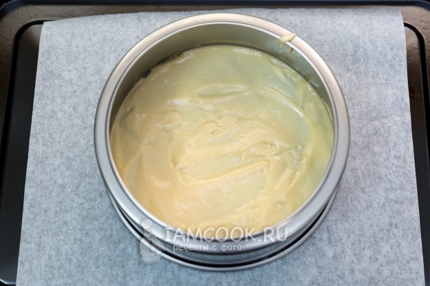 Выложить тесто на пергамент