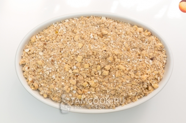 Посыпать мучной крошкой