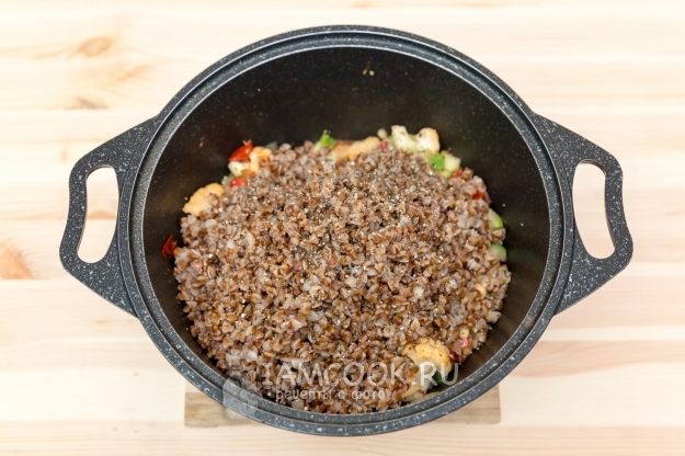 Добавить гречку, соль и перец