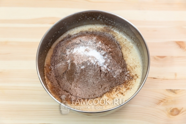 Всыпать муку, какао и соду