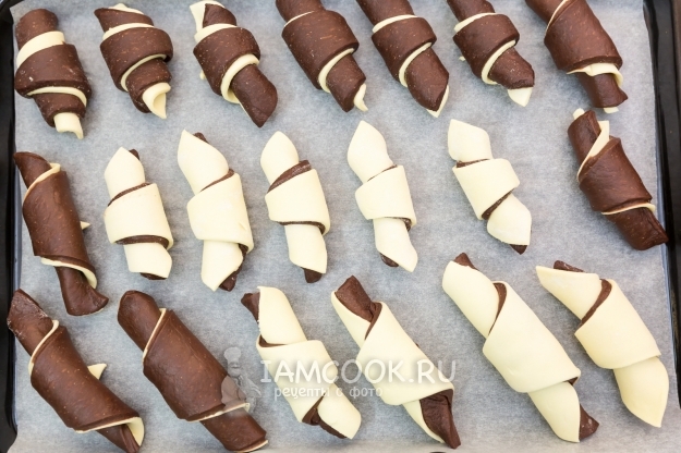 Выложить заготовки на противень