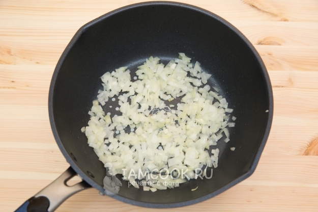 Обжарить лук