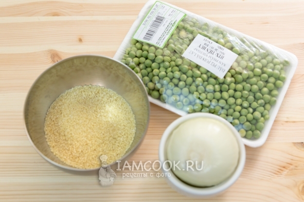 Ингредиенты для кус-куса с зеленым горошком и жареным луком