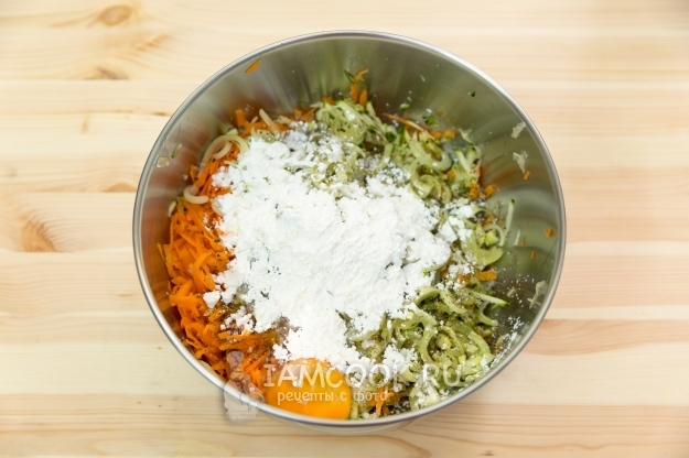 Добавить крахмал, специи и яйца