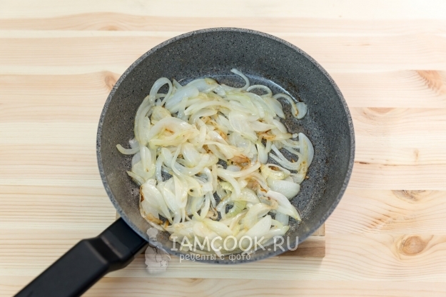 Обжарить лук