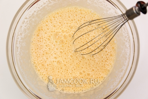 Взбить яйца с сахаром