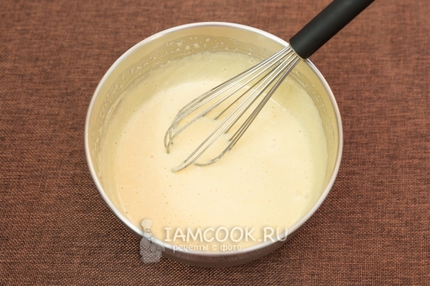 Размешать яйца с сахаром и мукой