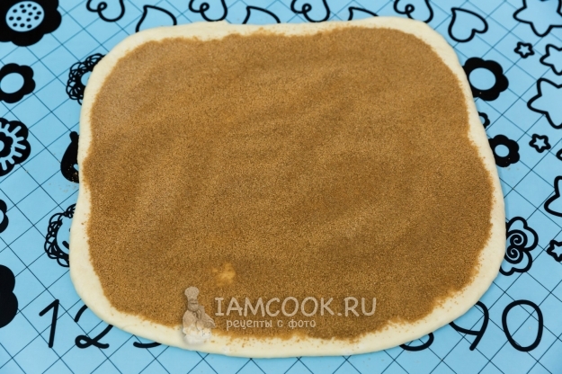Посыпать тесто сахаром с корицей