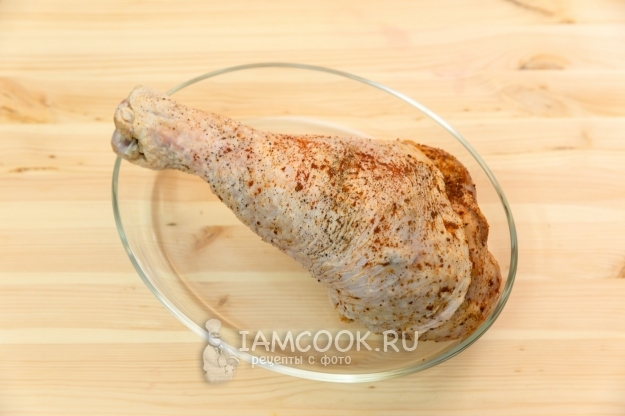 Натереть голень специями