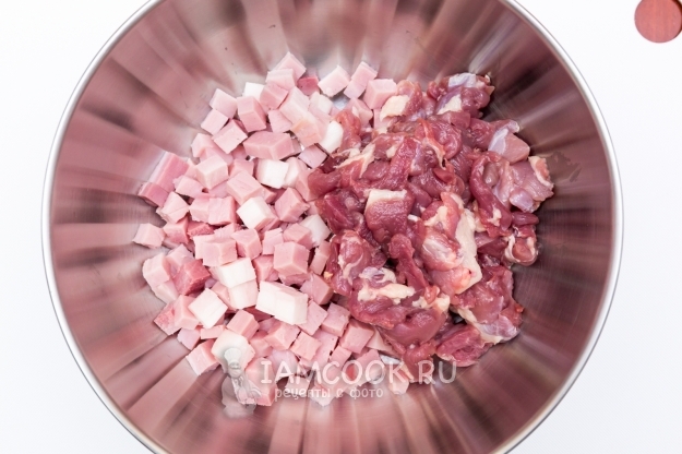 Порезать мясо и ветчину