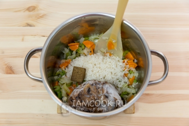 Добавить рис, грибы и бульонный кубик