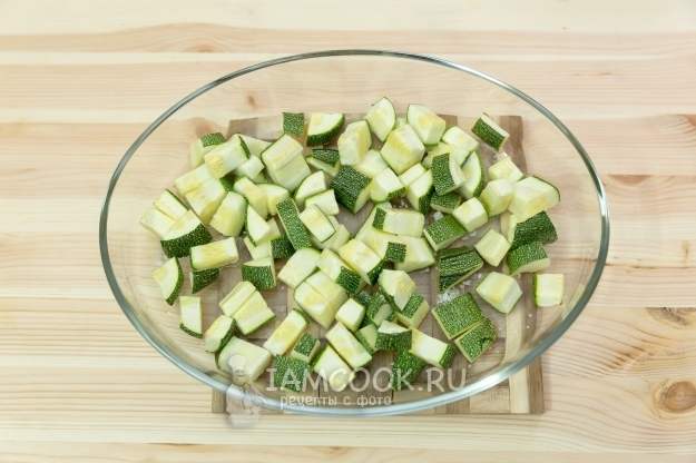 Нарезали кабачки