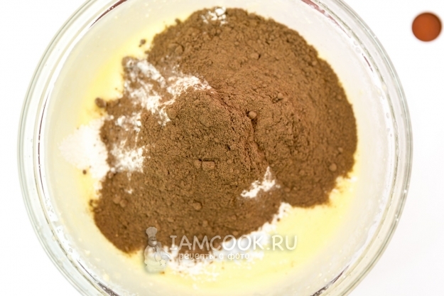 Всыпать какао и муку