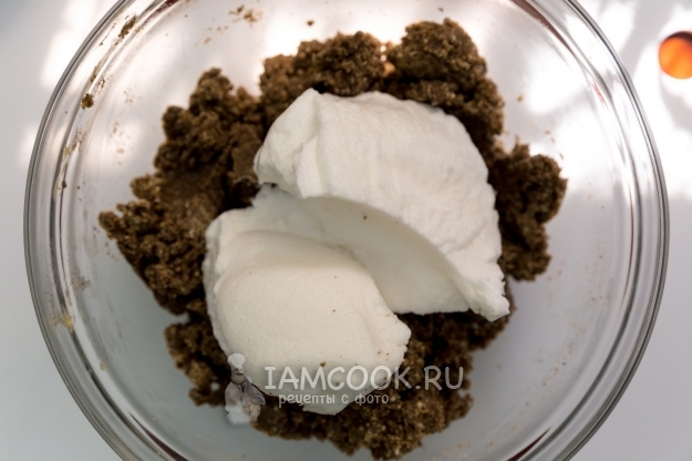 Добавить взбитые белки