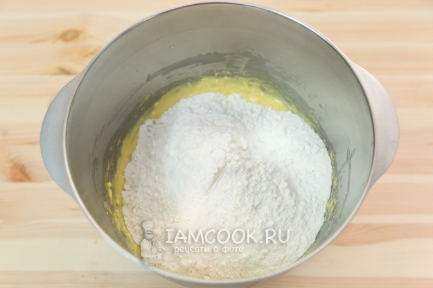 Всыпать муку