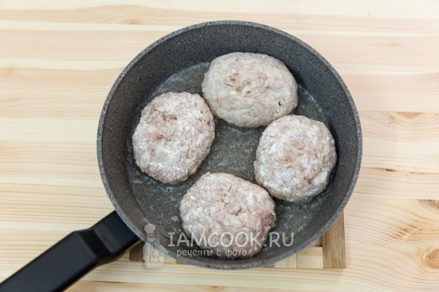 Положить котлеты на сковороду