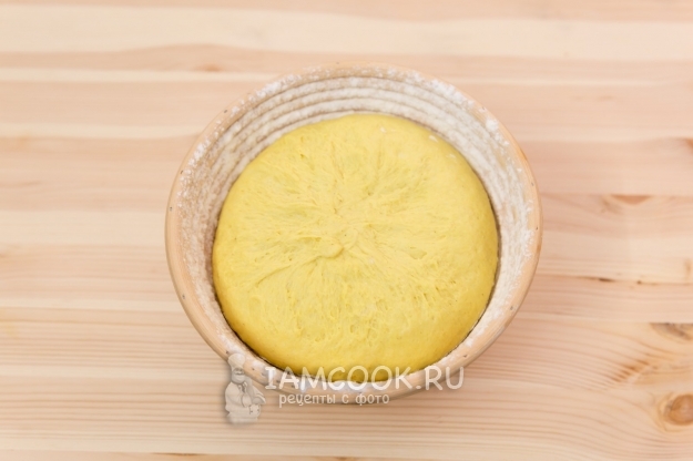 Выложить тесто в корзинку