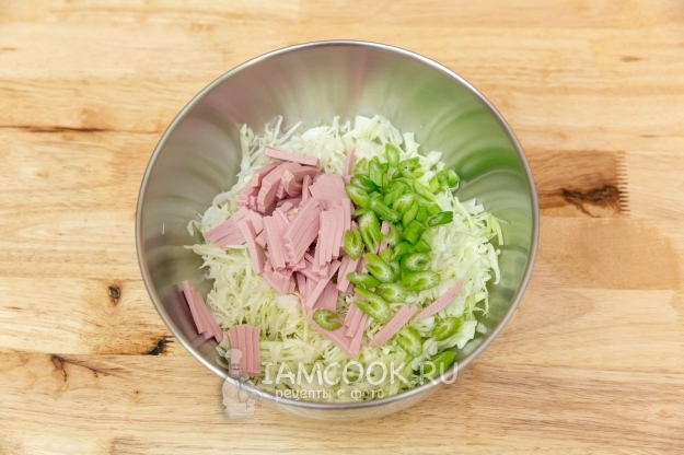 Добавить сельдерей и колбасу