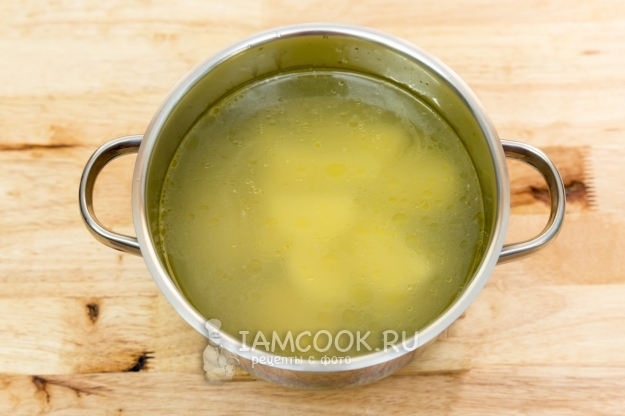 Положить картофель в бульон