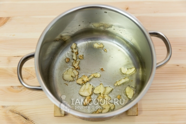 Обжарить чеснок
