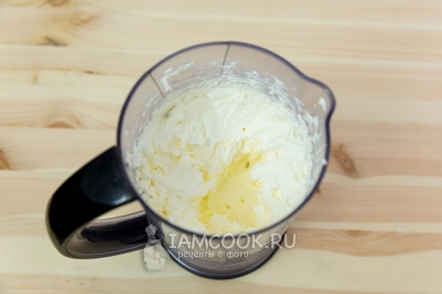 Взбить сливки с сахарной пудрой