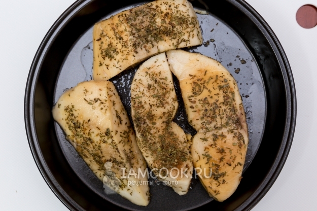 Положить рыбу на противень