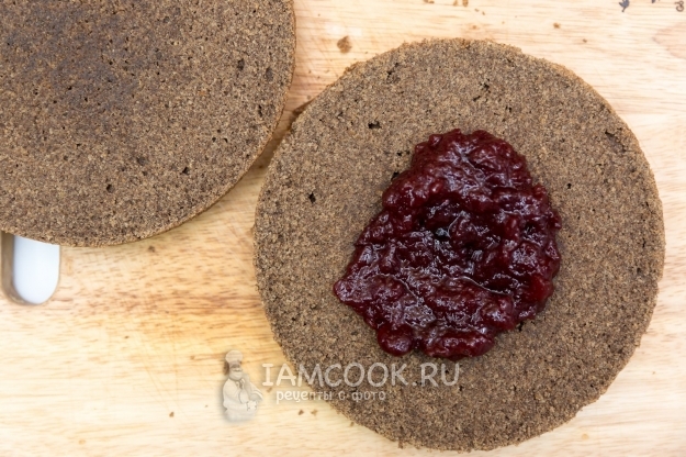 Положить варенье