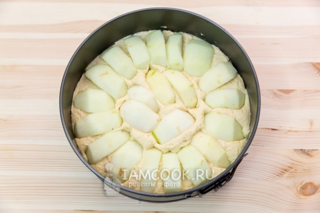 Положить на тесто яблоки