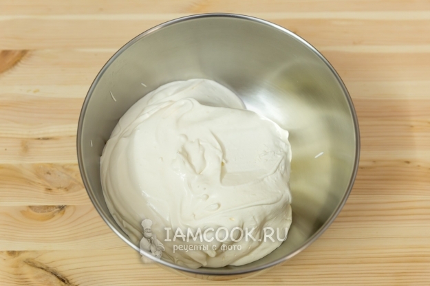 Соединить творог со сливками