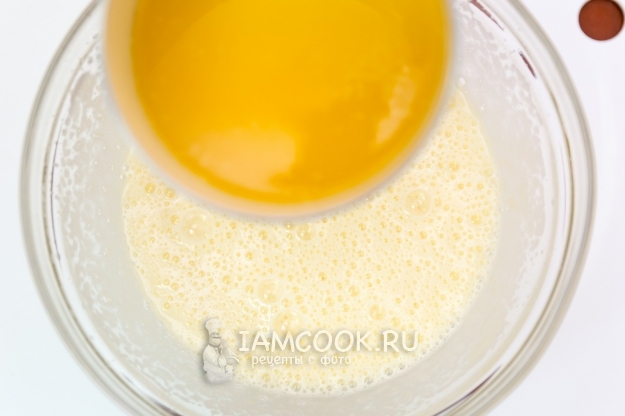 Влить масло