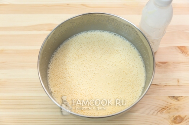 Взбить яйца, кефир и масло
