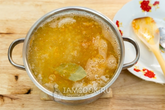 Добавить соль и лавровый лист