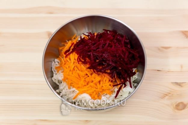 Потереть морковь и свеклу