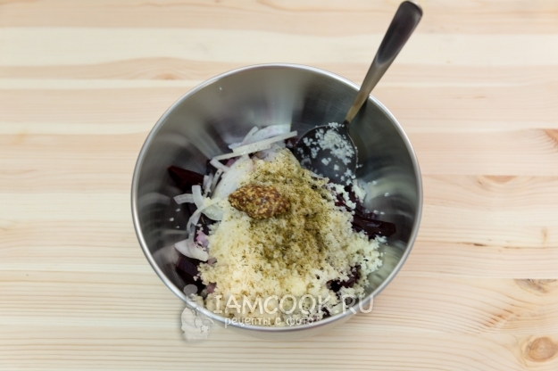 Добавить кускус, специи и масло