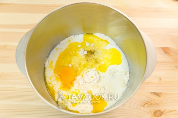 Соединить кефир, муку и масло