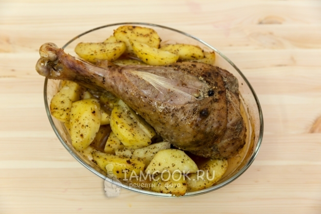 Рецепт голени индейки, запеченной с пряным картофелем