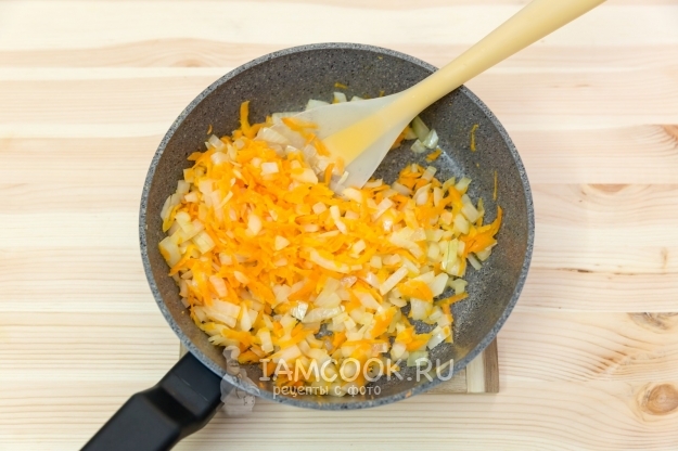 Обжариваем овощи