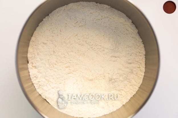 Соединить муку, сахар, соль и разрыхлитель