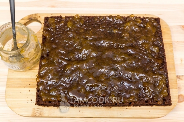 Смазать бисквит джемом